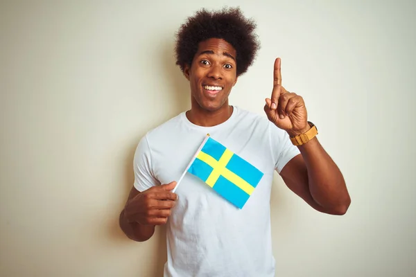 Jovem Afro Americano Segurando Bandeira Suécia Sobre Fundo Branco Isolado — Fotografia de Stock