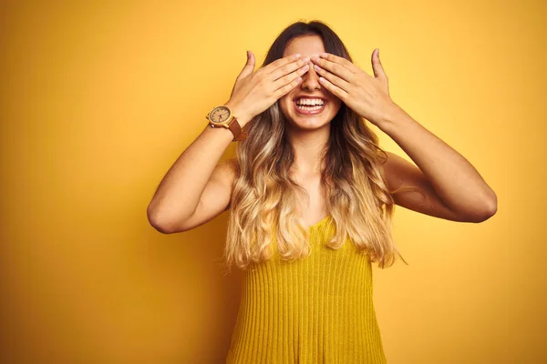 Ung Vacker Kvinna Bär Shirt Över Gul Isolerad Bakgrund Som — Stockfoto