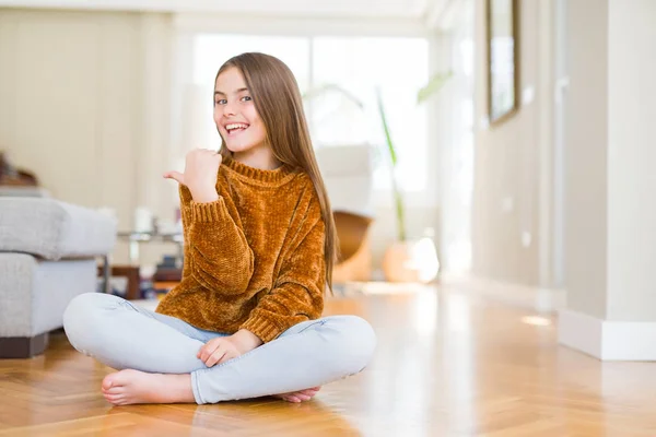 Hermosa Niña Joven Sentada Suelo Casa Sonriendo Con Cara Feliz — Foto de Stock