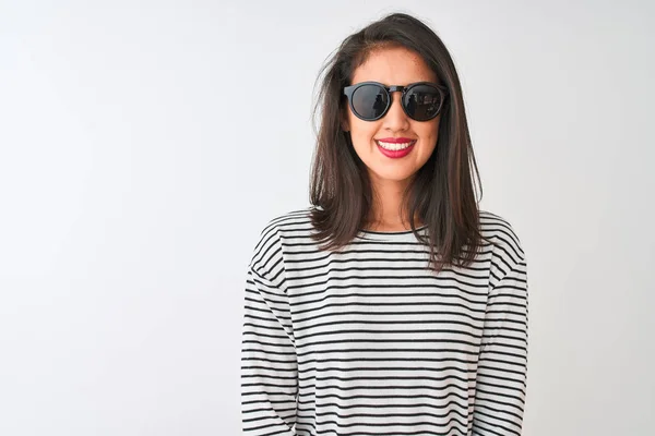 Kinesisk Kvinna Klädd Randig Shirt Och Solglasögon Stående Över Isolerad — Stockfoto
