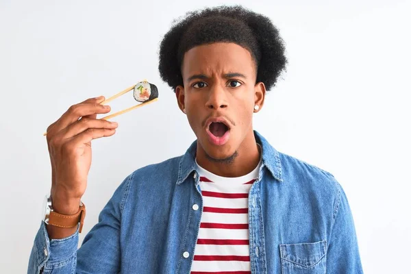 Joven Hombre Afroamericano Comiendo Sushi Usando Palillos Sobre Fondo Blanco — Foto de Stock