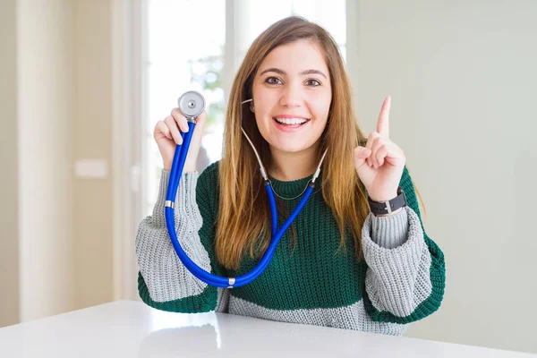 Belle Jeune Femme Vérifiant Santé Avec Stéthoscope Surpris Par Une — Photo