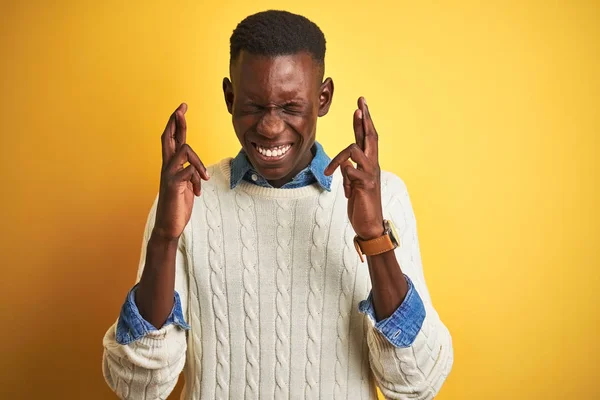 Afrikanisch Amerikanischer Mann Jeanshemd Und Weißem Pullover Vor Isoliertem Gelben — Stockfoto