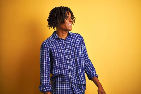 Afro Man Dreadlocks Wearing Casual Shirt Standing Isolated Yellow Background — Stock Photo, Image