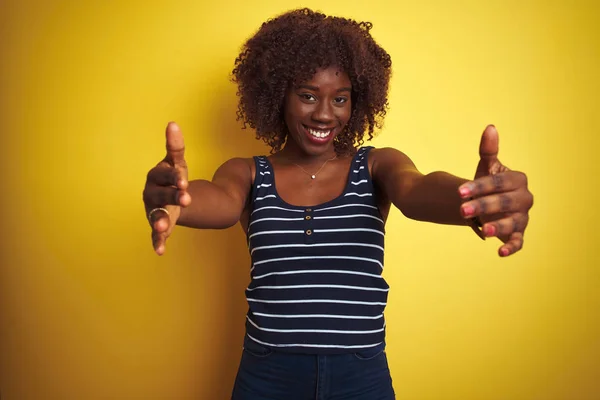 Mujer Afro Africana Joven Que Lleva Una Camiseta Rayas Sobre — Foto de Stock