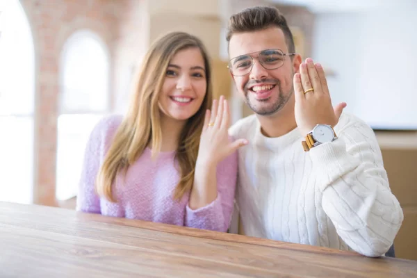 쾌활한 부부는 집에서 약혼을 반지를 보여주는 — 스톡 사진