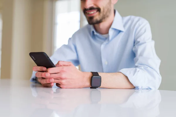 Primer plano del hombre de negocios que trabaja usando el teléfono inteligente confid sonriente —  Fotos de Stock