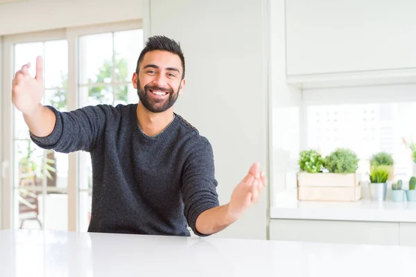 Hombre Hispano Guapo Vistiendo Suéter Casual Casa Mirando Cámara Sonriendo — Foto de Stock