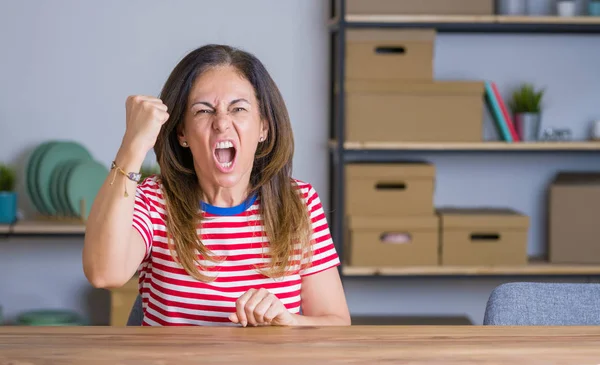 Donna Anziana Mezza Età Seduta Tavola Casa Arrabbiata Pazza Alzando — Foto Stock