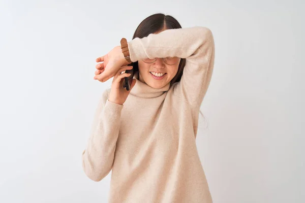 Jonge Chinese Vrouw Praten Smartphone Geïsoleerde Witte Achtergrond Glimlachend Vrolijk — Stockfoto