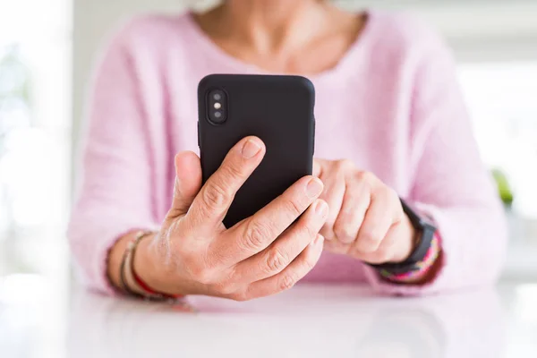 Close Mulher Sênior Usando Smartphone Sobre Mesa Branca — Fotografia de Stock