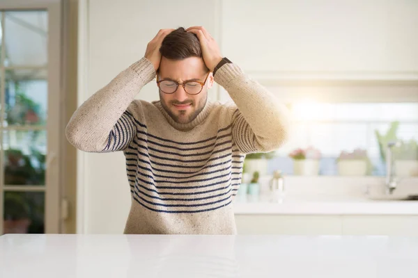 Ung Stilig Man Bär Glasögon Hemma Lider Huvudvärk Desperata Och — Stockfoto