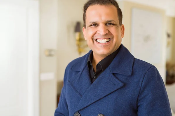 Hombre Mediana Edad Sonriendo Confiado Cámara Casa — Foto de Stock