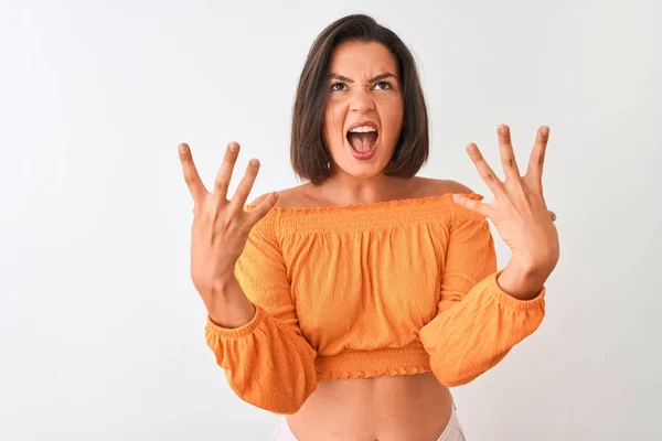 Jonge Mooie Vrouw Dragen Oranje Shirt Staande Geïsoleerde Witte Achtergrond — Stockfoto