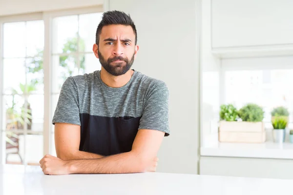 Hombre Hispano Guapo Vistiendo Camiseta Casual Casa Escéptico Nervioso Desaprobando — Foto de Stock