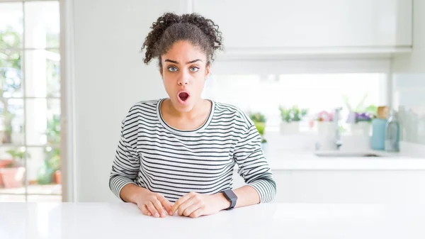 Hermosa Mujer Afroamericana Con Cabello Afro Vistiendo Suéter Rayas Casual —  Fotos de Stock