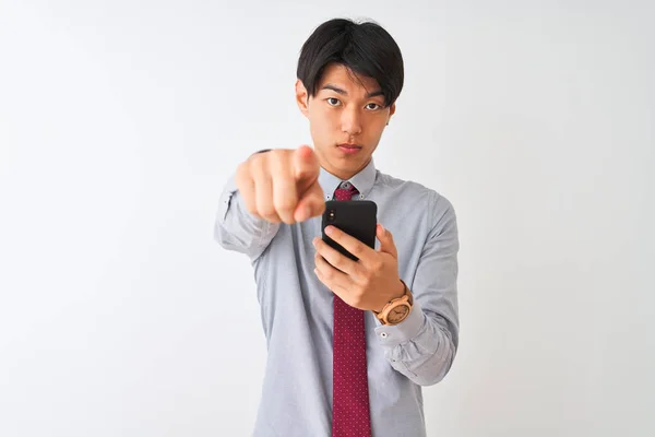 Uomo Affari Cinese Che Indossa Cravatta Utilizzando Smartphone Piedi Sfondo — Foto Stock