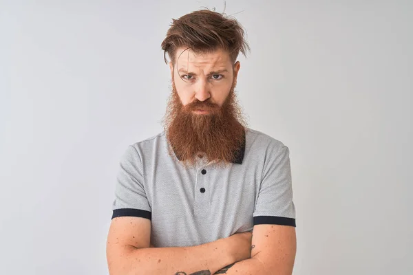 Jonge Redhead Ierse Man Dragen Grijze Polo Staande Geïsoleerde Witte — Stockfoto