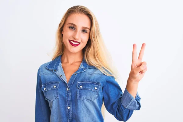 Jonge Mooie Vrouw Het Dragen Van Casual Denim Shirt Staande — Stockfoto