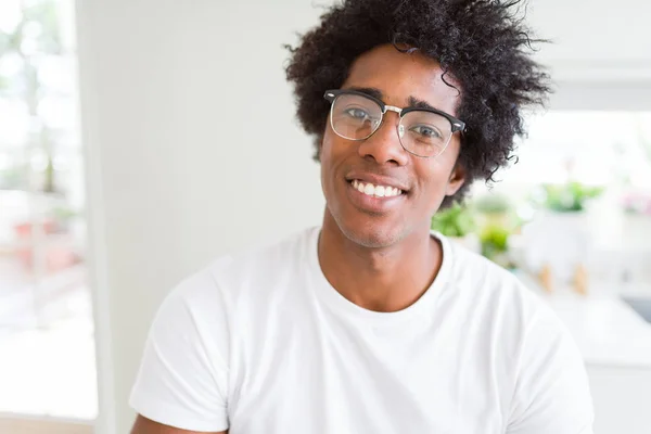 Homem Afro Americano Usando Óculos Com Sorriso Feliz Legal Rosto — Fotografia de Stock