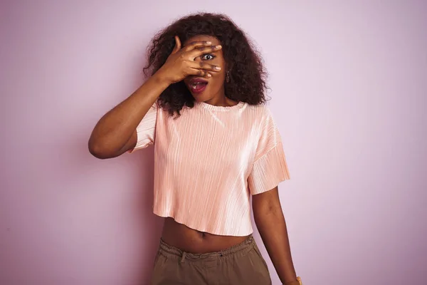 Jovem Afro Americana Vestindo Camiseta Sobre Fundo Rosa Isolado Espreitando — Fotografia de Stock