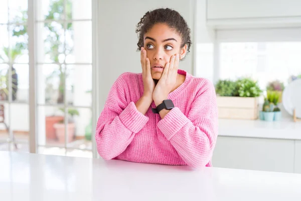 Vacker Afrikansk Amerikansk Kvinna Med Afro Hår Klädd Casual Rosa — Stockfoto