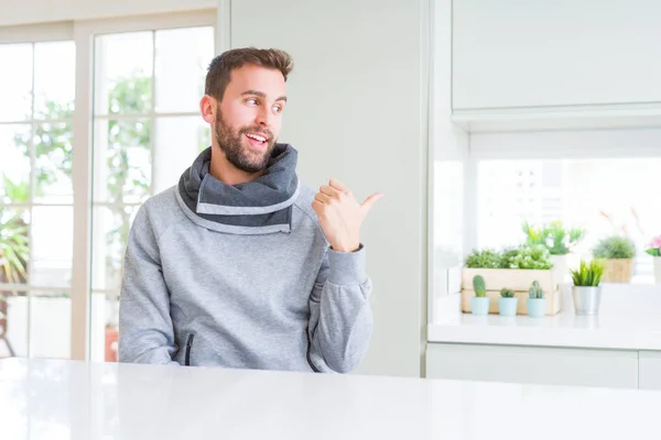 Hombre Guapo Casa Sonriendo Con Cara Feliz Mirando Señalando Lado —  Fotos de Stock