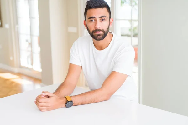 Bonito homem olhando relaxado e confiante — Fotografia de Stock