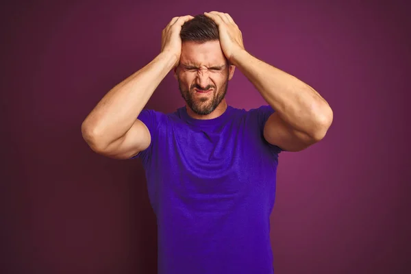 年轻人穿着休闲紫色T恤在丁香孤立的背景遭受头痛绝望和压力 因为疼痛和偏头痛 手放在头上 — 图库照片