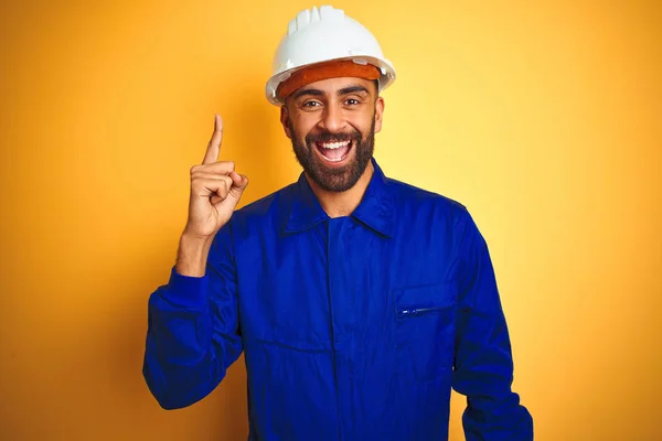 Schöner Indischer Arbeiter Uniform Und Helm Über Isoliertem Gelben Hintergrund — Stockfoto