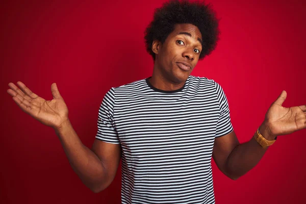 Jonge Amerikaanse Man Met Afro Haar Dragen Navy Gestreept Shirt — Stockfoto