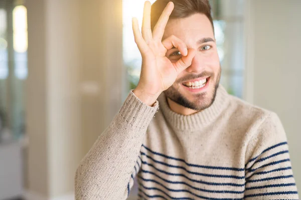 Giovane Bell Uomo Casa Con Viso Felice Sorridente Facendo Segno — Foto Stock