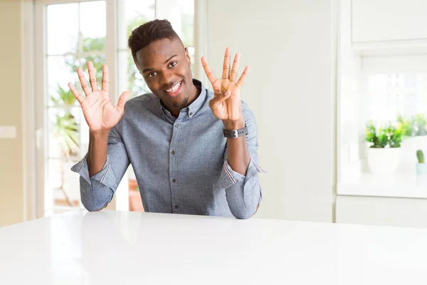 Bel Homme Afro Américain Sur Table Blanche Montrant Pointant Vers — Photo