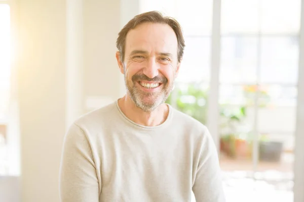 Guapo Hombre Mediana Edad Sonriendo Mirando Cámara Casa — Foto de Stock