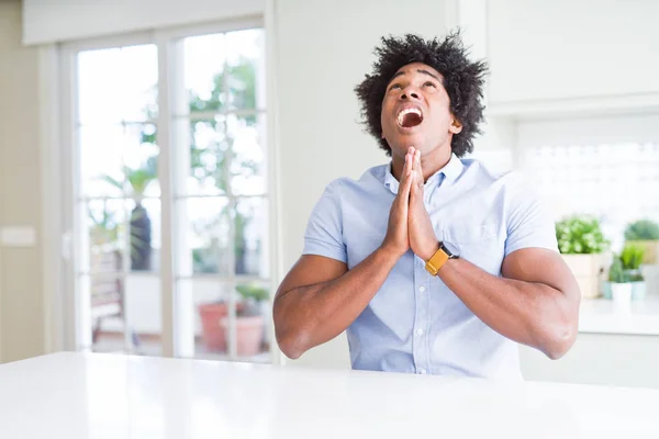 Afroamerikai Üzletember Koldulás Imádkozni Kézzel Együtt Remény Kifejezése Arcon Nagyon — Stock Fotó