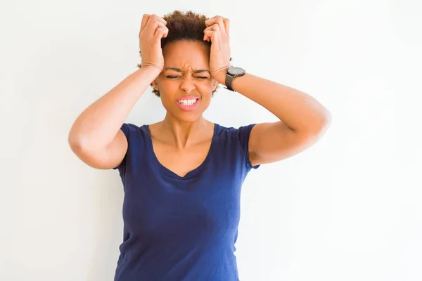 若い美しいアフリカ系アメリカ人女性は 頭痛に苦しむ白い背景の上に絶望的で 痛みと偏頭痛のためにストレスを受けました 頭の上に手を置く — ストック写真