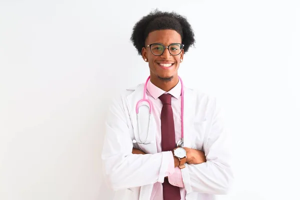 Jovem Médico Afro Americano Vestindo Estetoscópio Rosa Sobre Fundo Branco — Fotografia de Stock