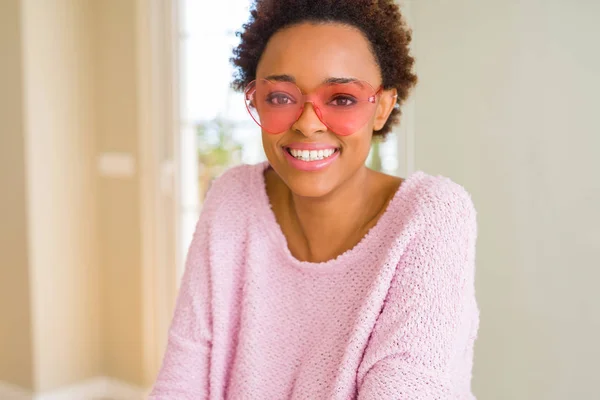 Mooie jonge Afrikaanse vrouw met afro haar dragen van grappige roze — Stockfoto