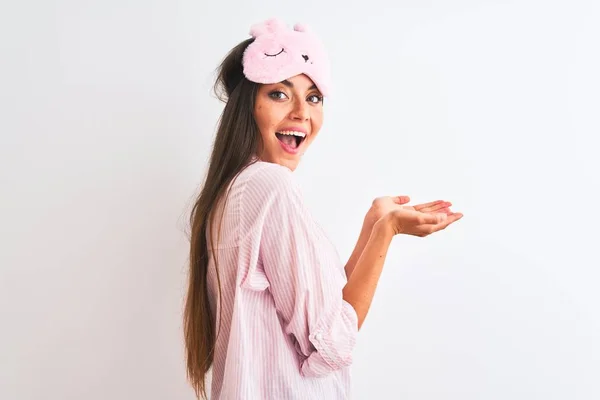 Jovem Mulher Bonita Vestindo Máscara Sono Pijama Sobre Fundo Branco — Fotografia de Stock