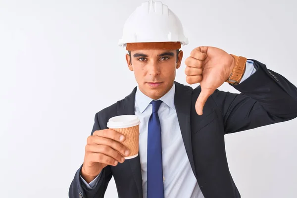 손가락으로 싫어하는 보여주는 부정적인 개념으로 커피를 마시는 헬멧을 쓰고있는 잘생긴 — 스톡 사진