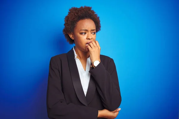 非洲裔美国企业高管在孤立的蓝色背景看起来紧张和紧张与手在嘴咬指甲 焦虑问题 — 图库照片
