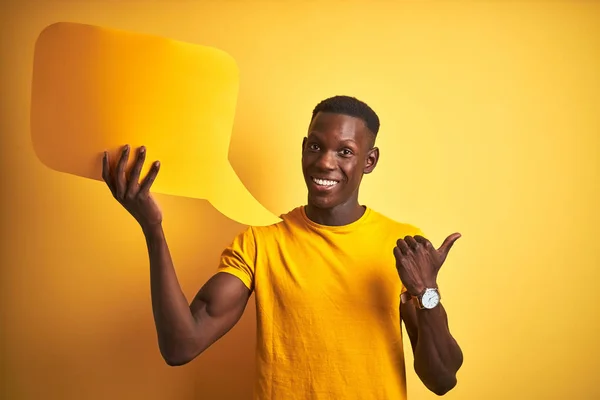 Jovem Afro Americano Segurando Bolha Fala Sobre Fundo Amarelo Isolado — Fotografia de Stock