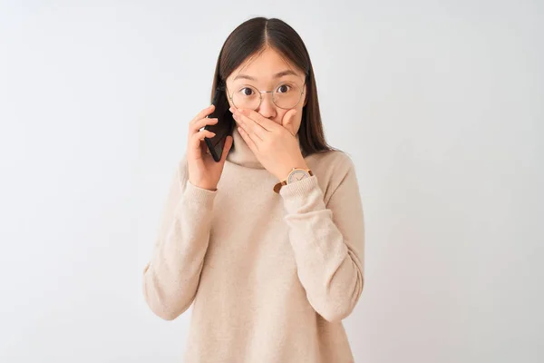 Νεαρή Κινεζική Γυναίκα Μιλάει Στο Smartphone Πάνω Από Απομονωμένο Λευκό — Φωτογραφία Αρχείου