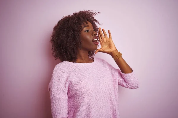 Mladá Africká Afro Žena Která Nosí Svetr Stojící Nad Izolovaným — Stock fotografie