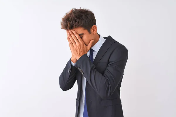 Joven Hombre Negocios Guapo Con Traje Pie Sobre Fondo Blanco — Foto de Stock