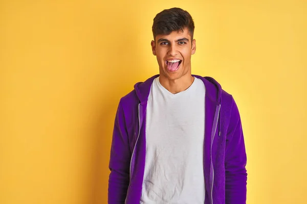 Jonge Indiase Man Het Dragen Van Paarse Sweatshirt Staande Geïsoleerde — Stockfoto
