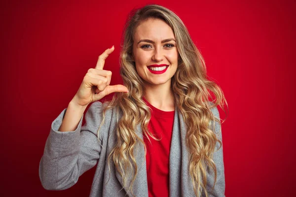 Junge Schöne Geschäftsfrau Eleganter Jacke Die Über Rotem Isoliertem Hintergrund — Stockfoto