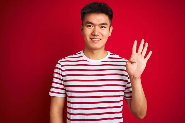 Jovem Asiático Chinês Homem Vestindo Listrado Shirt Sobre Isolado Vermelho — Fotografia de Stock