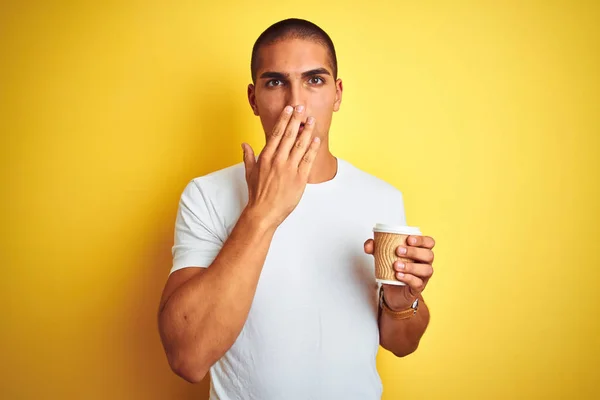 Joven Hombre Guapo Bebiendo Vaso Café Para Llevar Sobre Amarillo — Foto de Stock