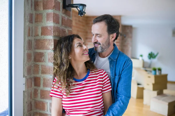 Middelbare Leeftijd Senior Paar Verhuizen Naar Een Nieuw Huis Glimlachen — Stockfoto